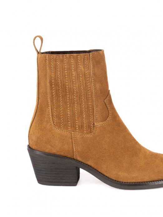 Western-style ankle boot with elastic waistband an Western-style ankle boot with elastic waistband an