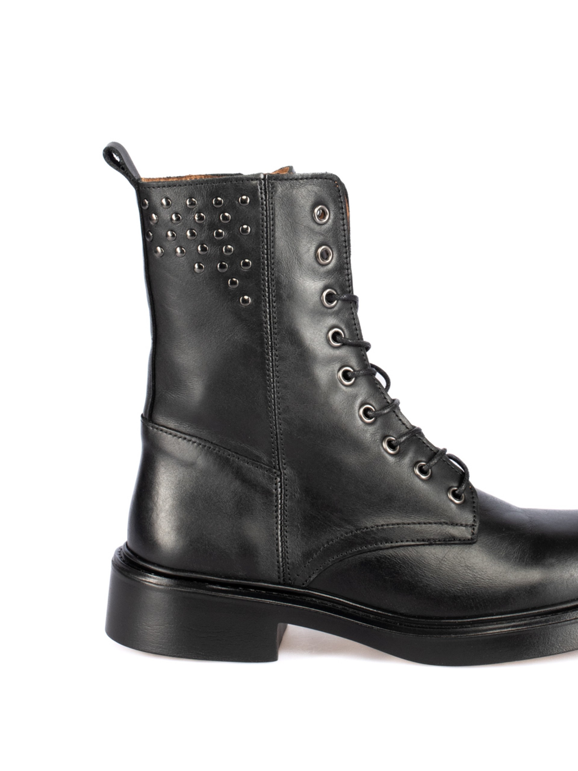 Botim militar com tachas