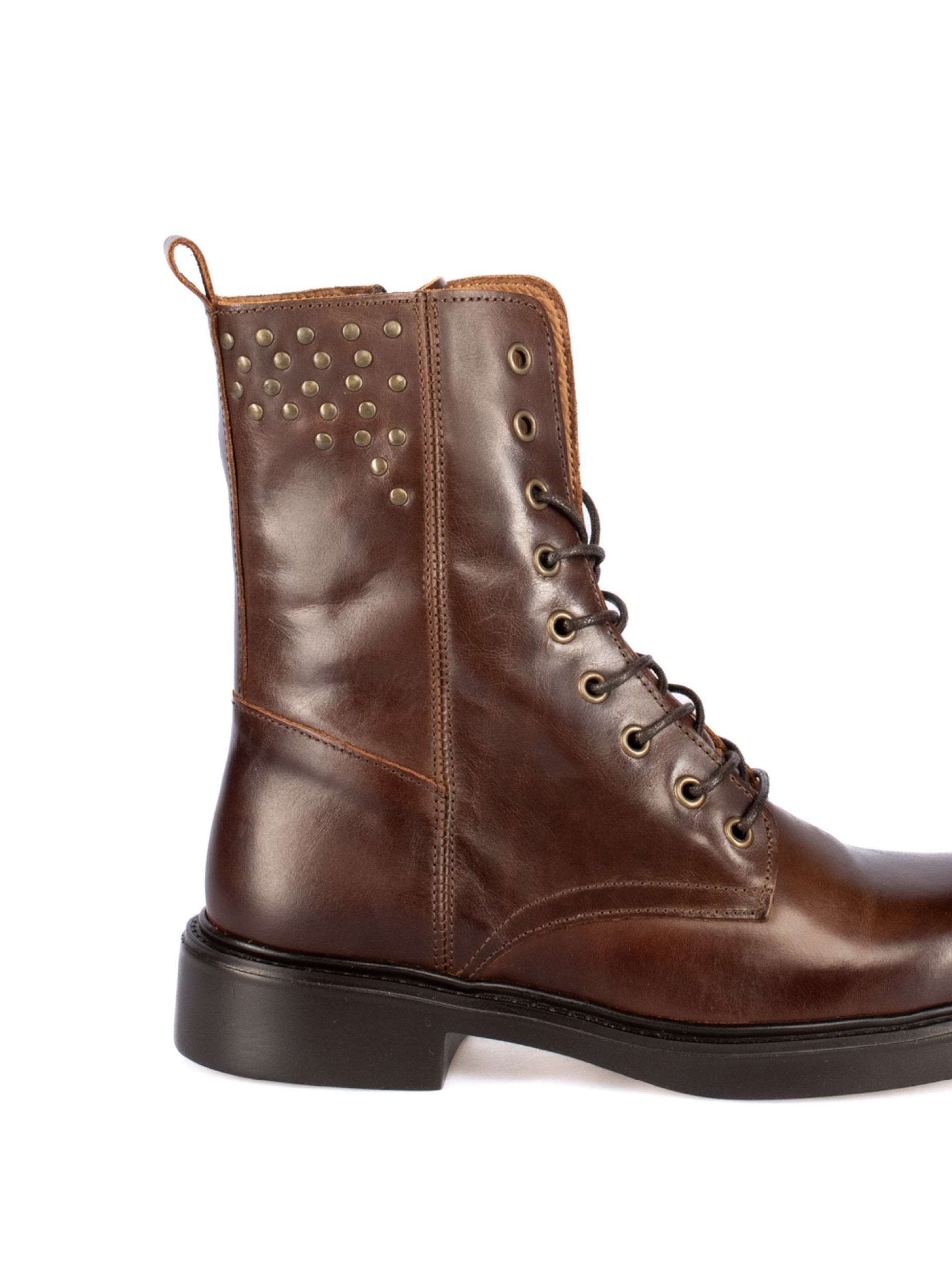 Botim militar com tachas