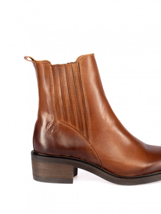 Leather ankle boot with elastic inserts Leather ankle boot with elastic inserts