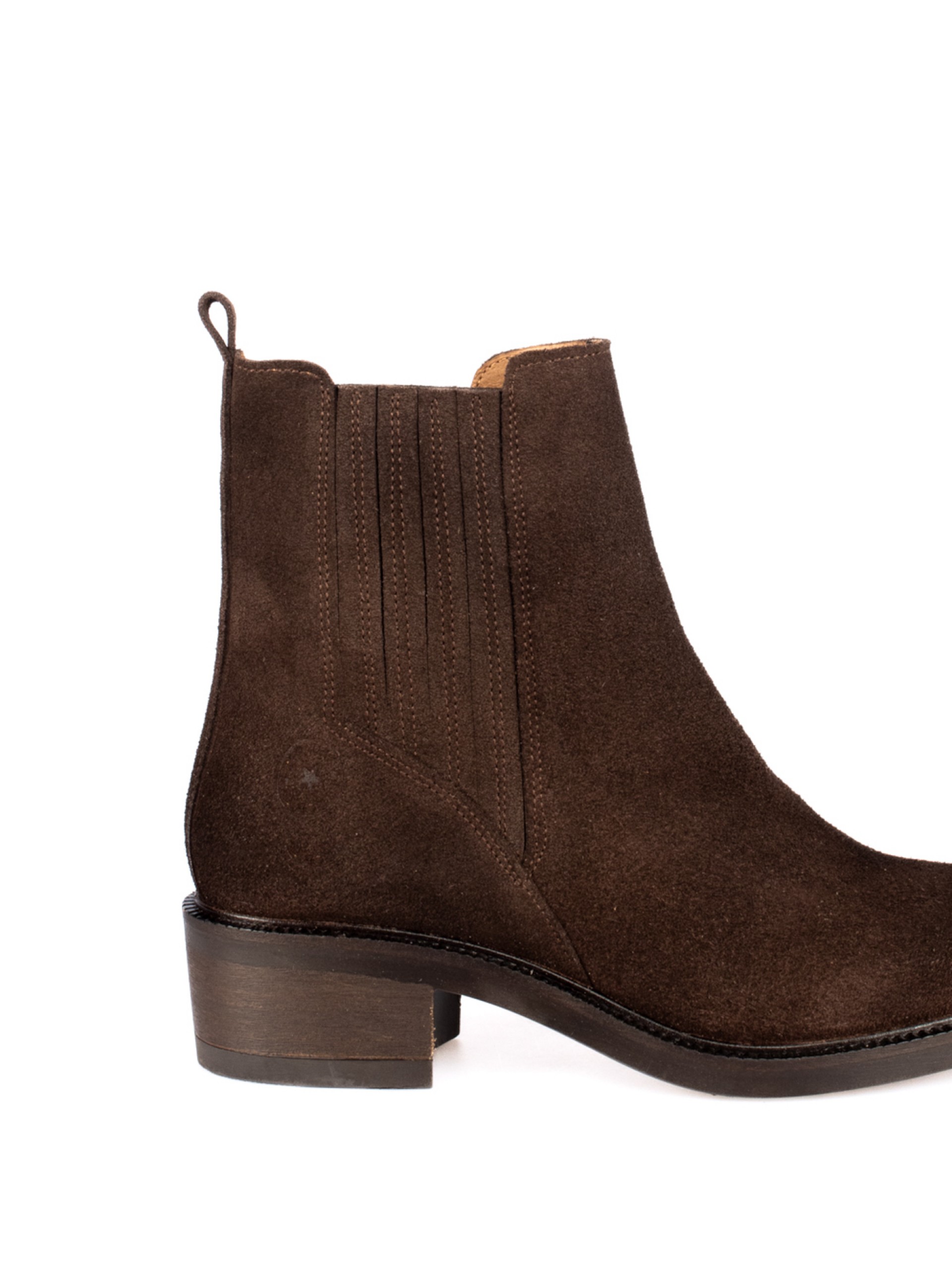 Suede ankle boot with elastic.