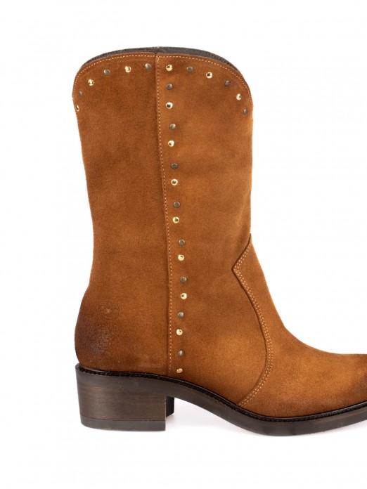 Bota em Camurça com Tachas Bota em Camurça com Tachas