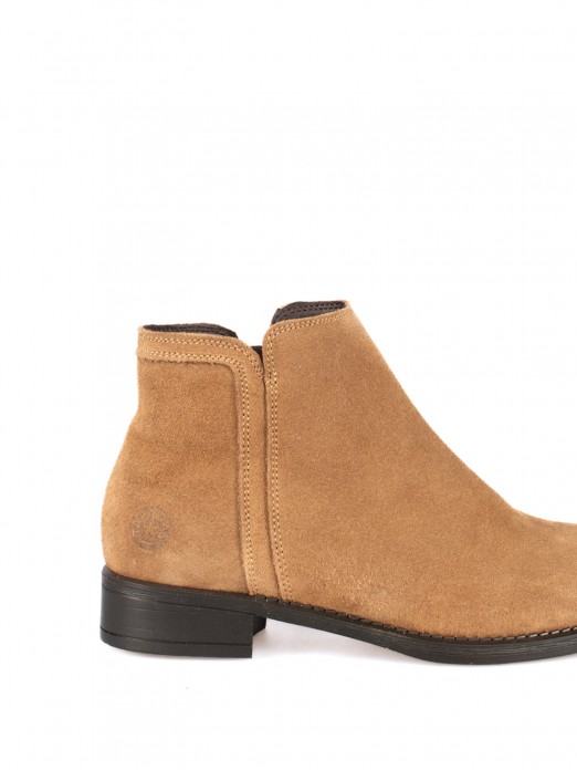 Flat suede ankle boot Flat suede ankle boot