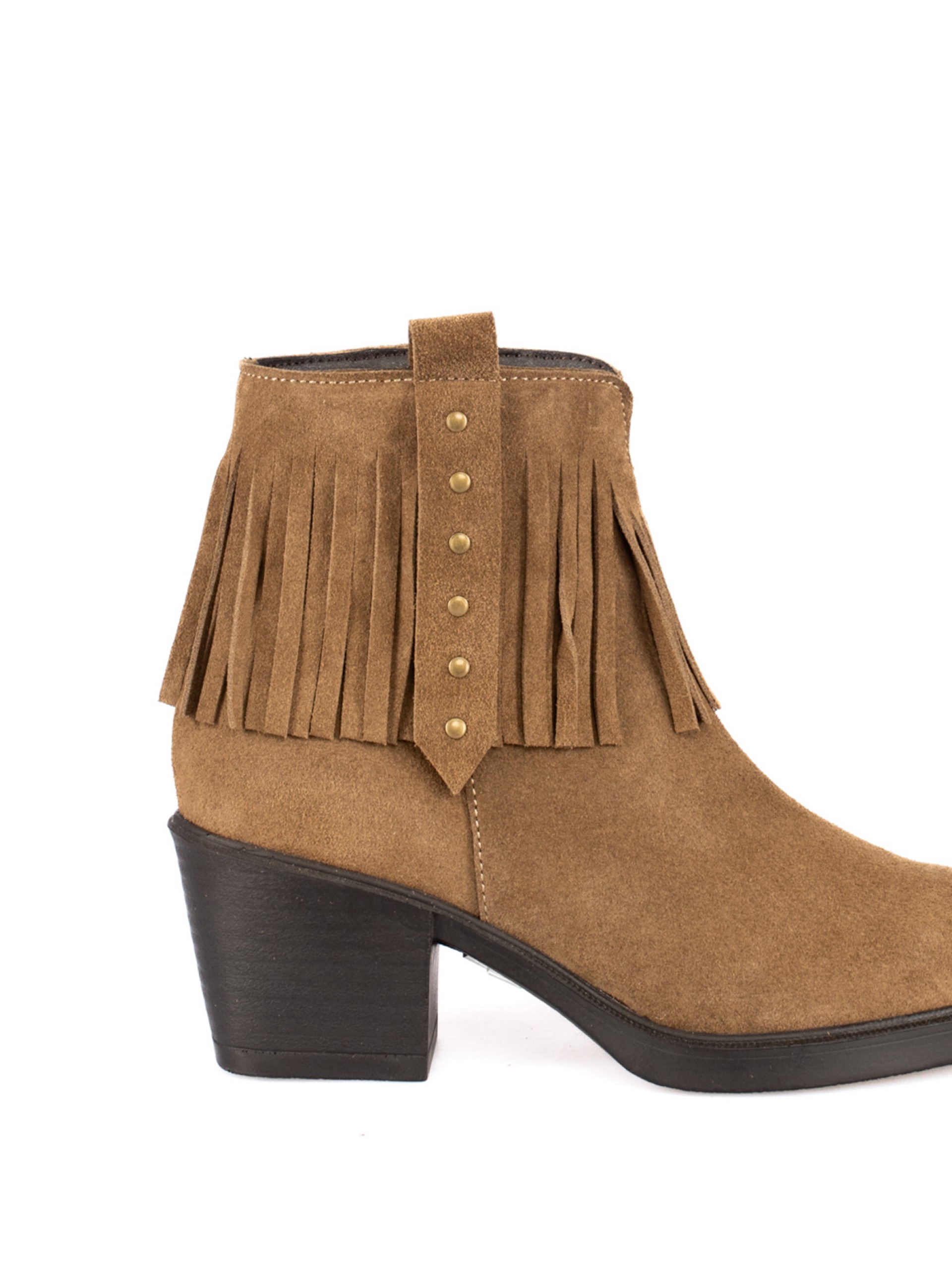 Suede ankle boot with fringe.