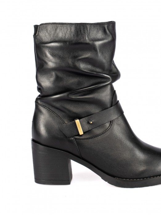 Bota em Pele com Salto Alto