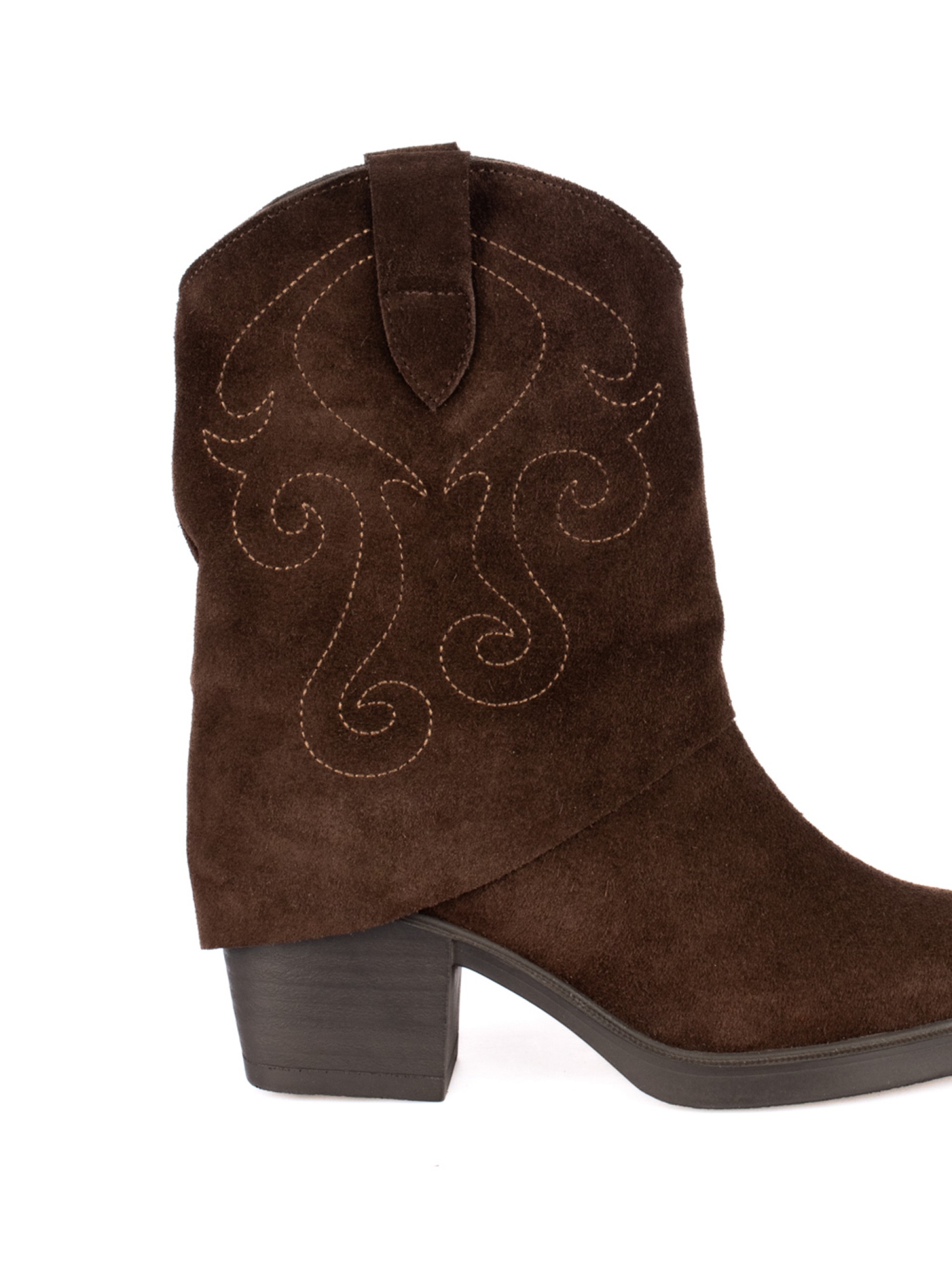 Western-style suede boots
