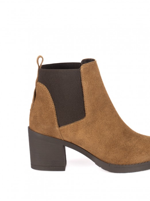 Suede ankle boot with elastic Suede ankle boot with elastic