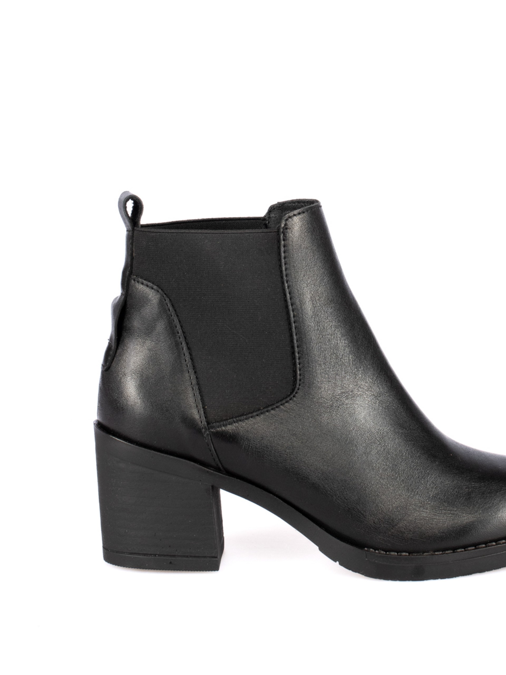 Leather ankle boot with elastic.