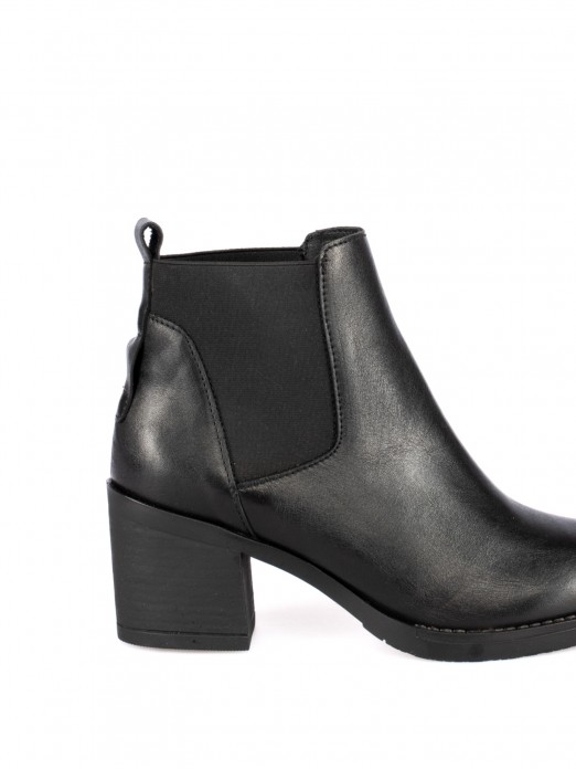 Leather ankle boot with elastic.