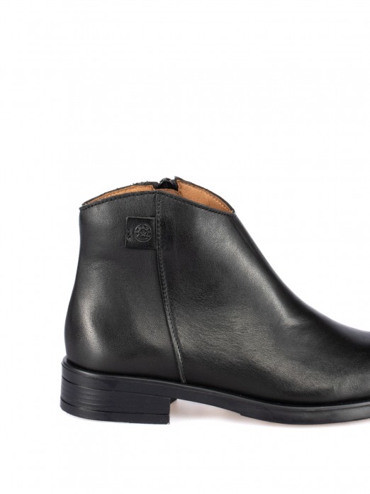 Flat leather ankle boot