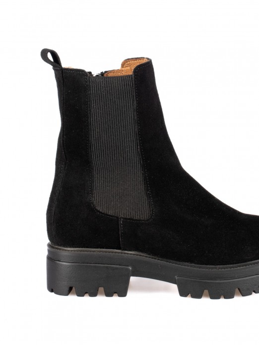 Suede boot with elastic