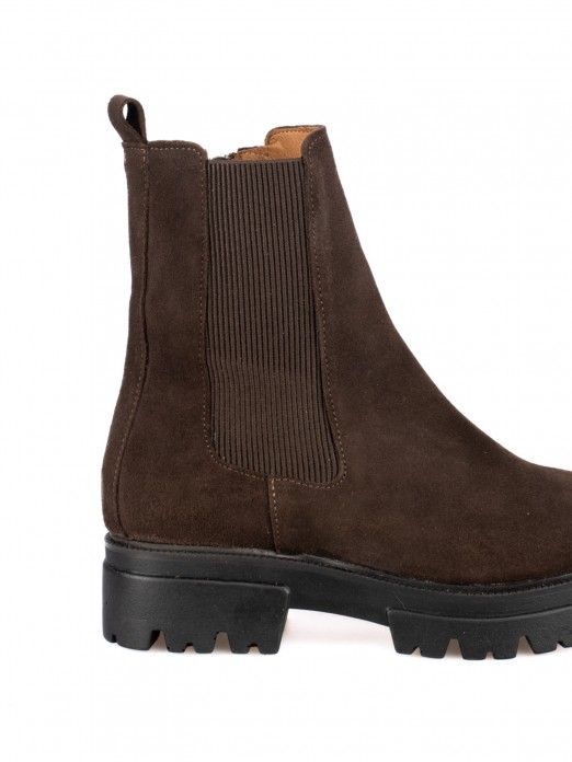Suede boot with elastic