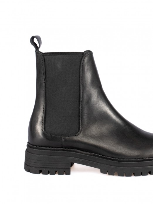 Leather ankle boot with elastic straps. Leather ankle boot with elastic straps.