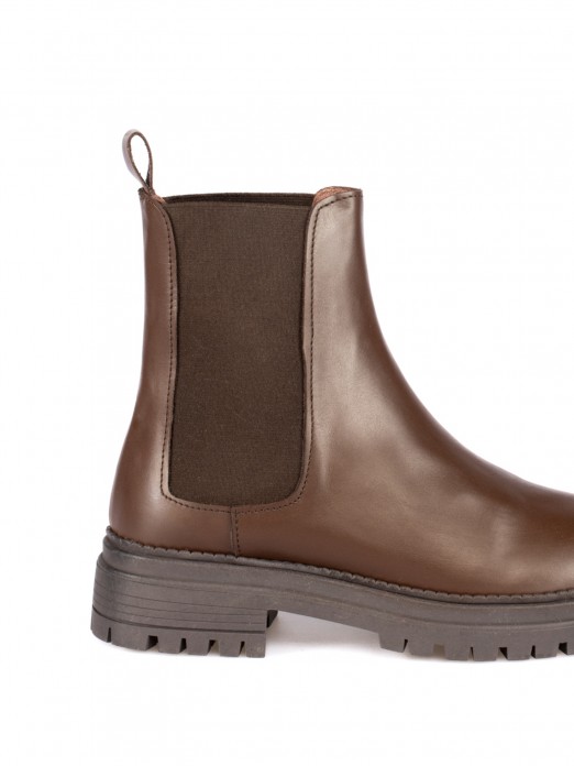 Leather ankle boot with elastic straps. Leather ankle boot with elastic straps.
