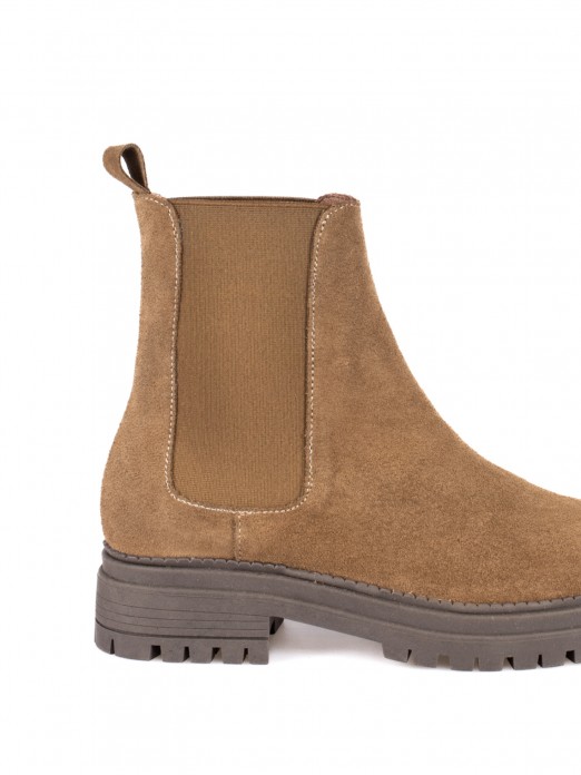 Suede ankle boot with elastic. Suede ankle boot with elastic.