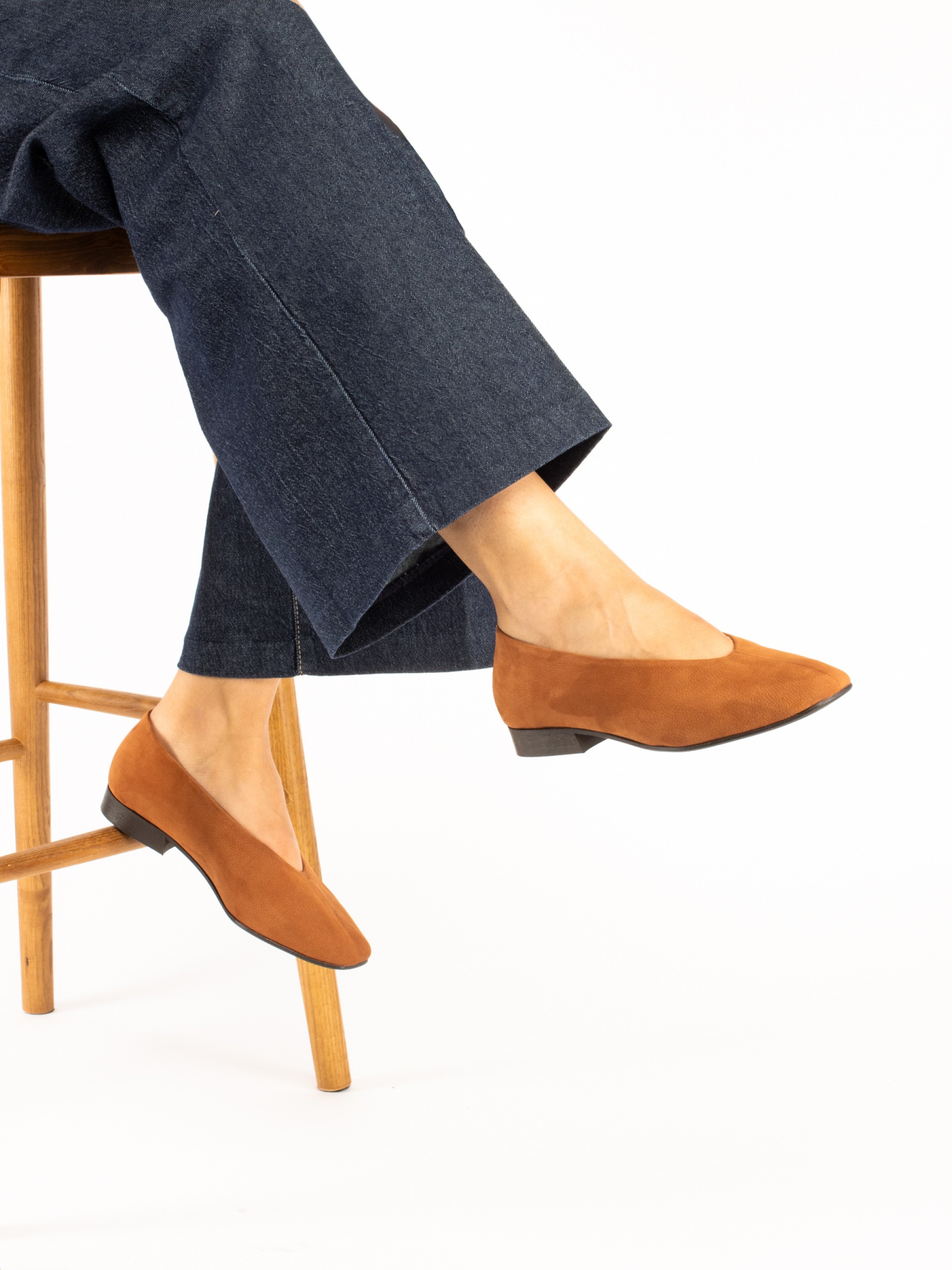 Flat shoe in nubuck leather