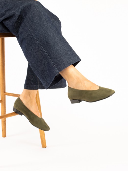 Flat shoe in nubuck leather Flat shoe in nubuck leather