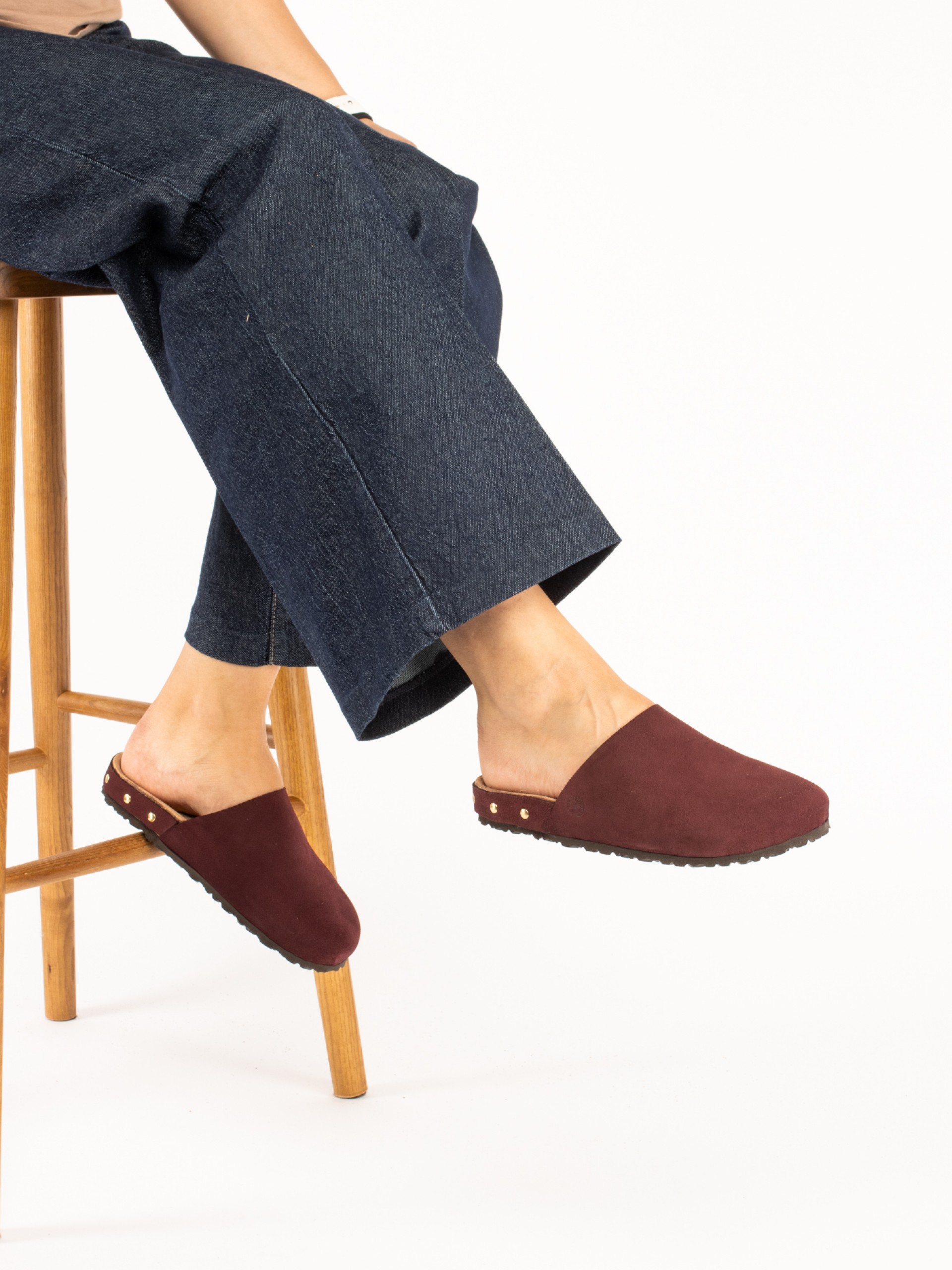 Clog Bio em Camurça com tachas