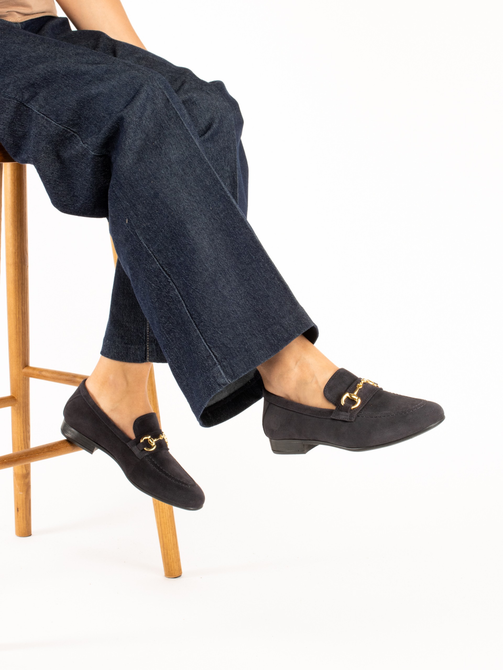 Mocassim em Camurça com Detalhe Dourado