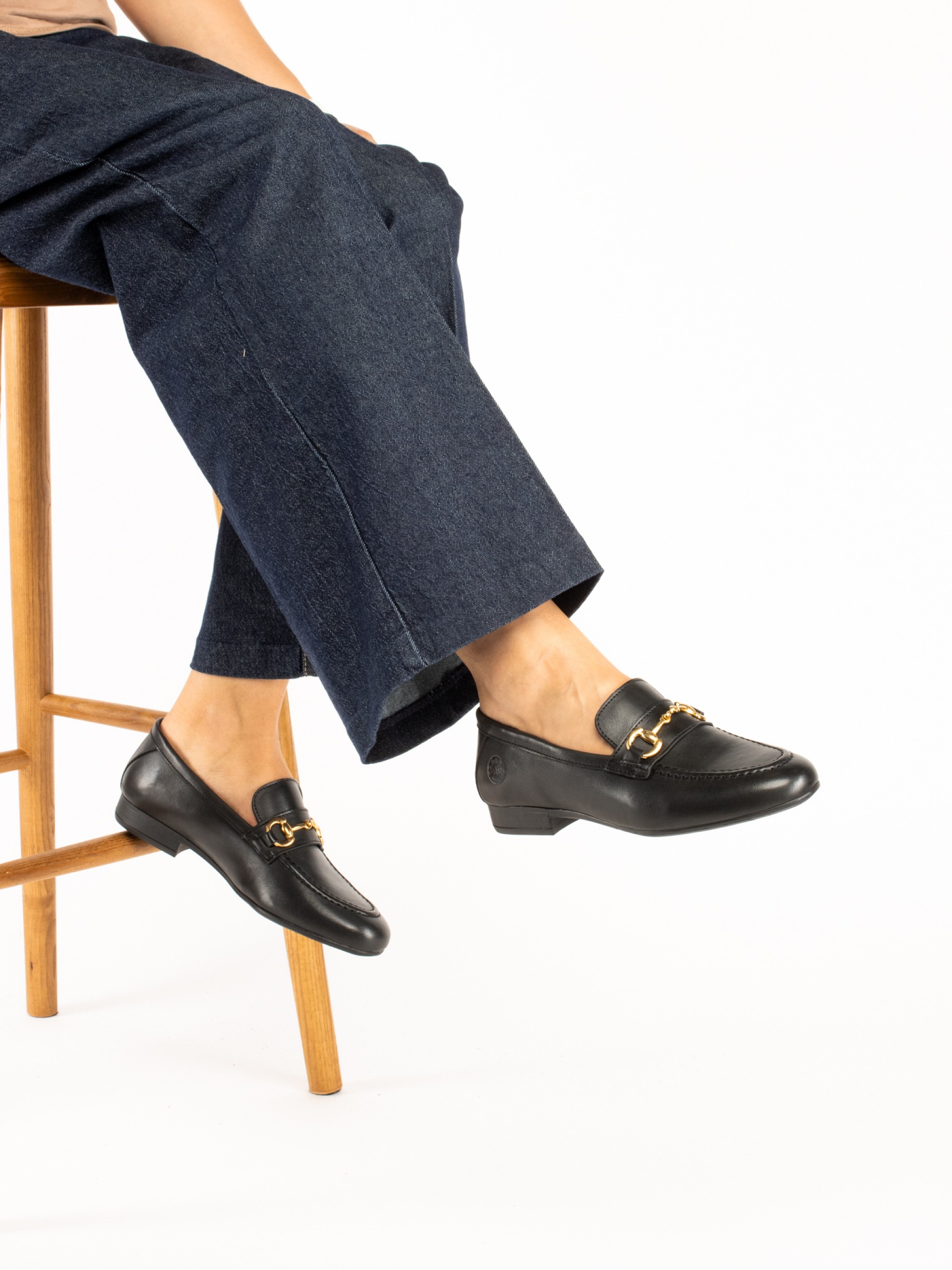 Mocassim em Pele com Detalhe Dourado