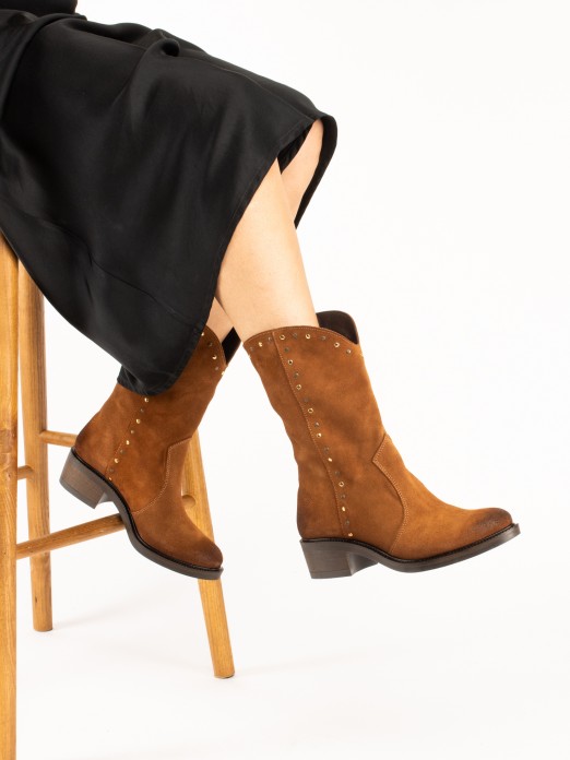 Bota em Camurça com Tachas Bota em Camurça com Tachas