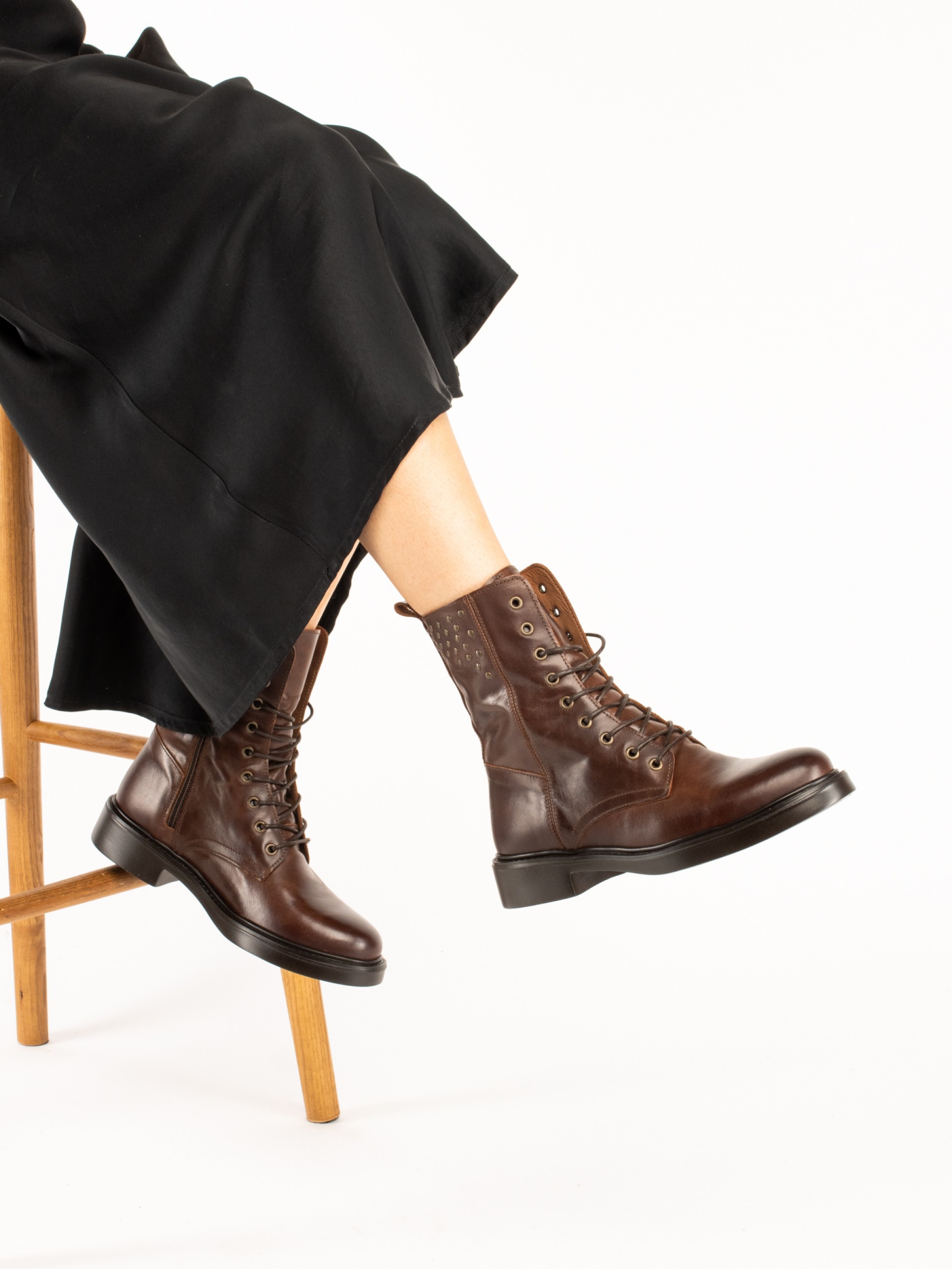 Botim militar com tachas