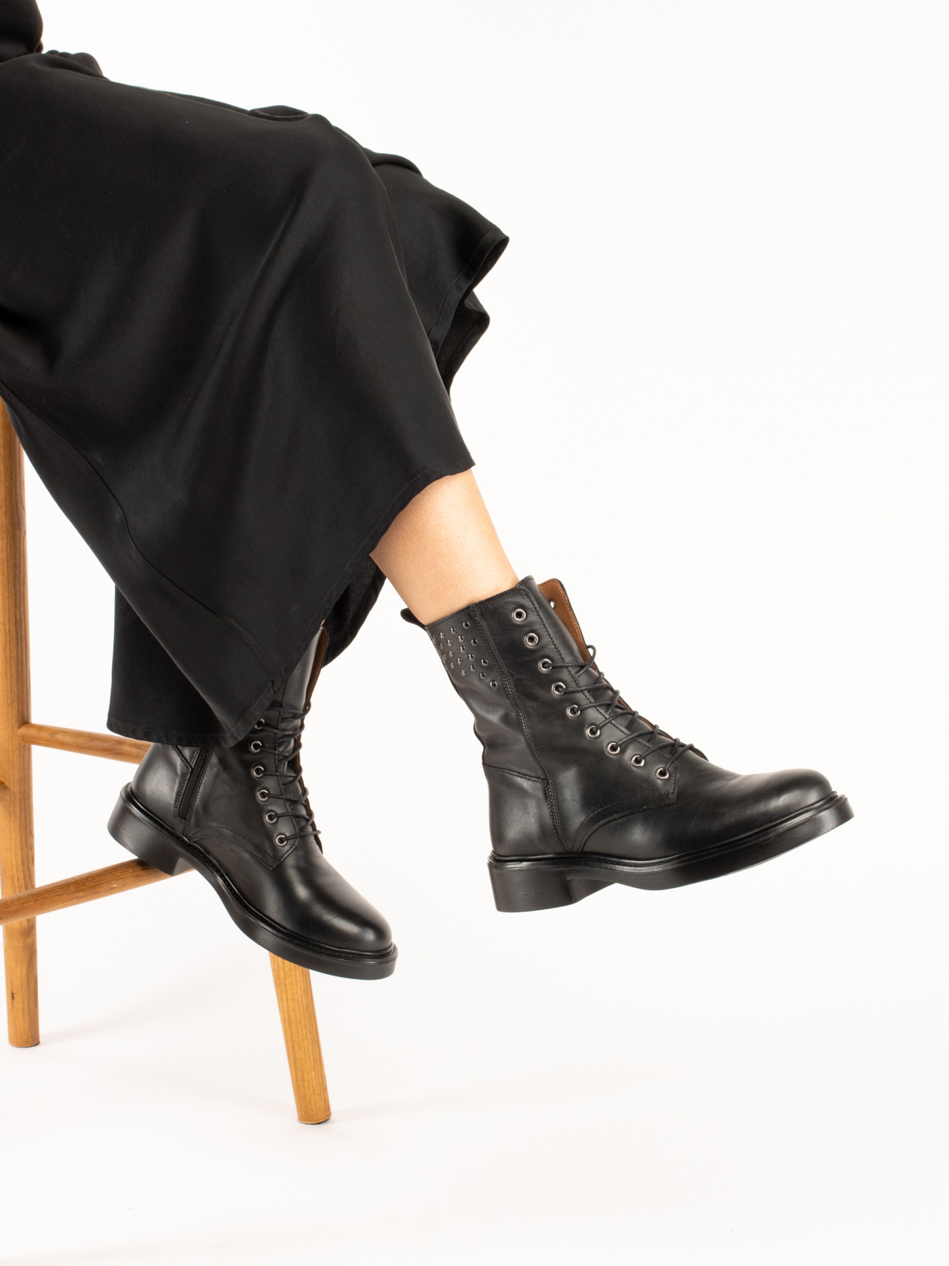 Botim militar com tachas