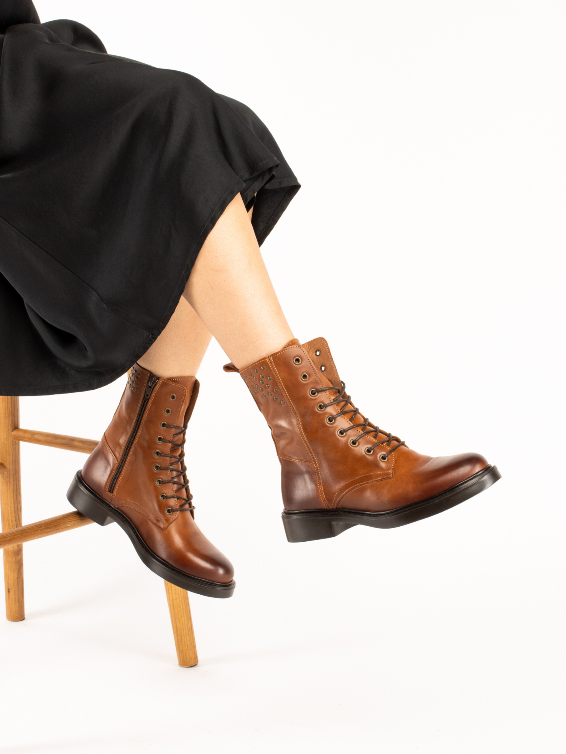 Botim militar com tachas
