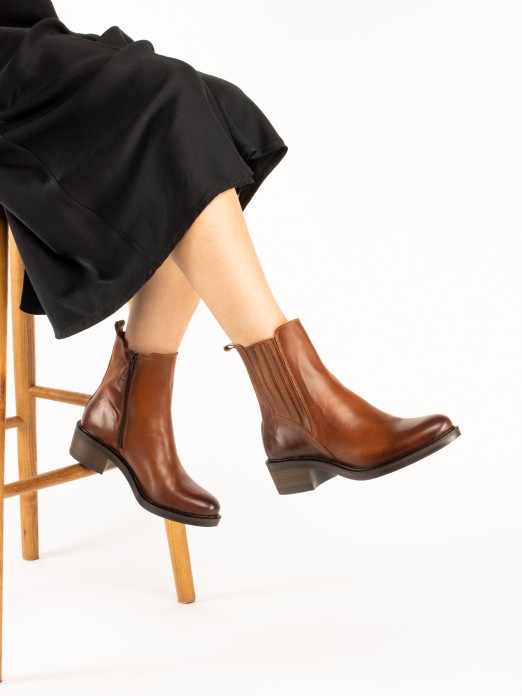 Leather ankle boot with elastic inserts Leather ankle boot with elastic inserts