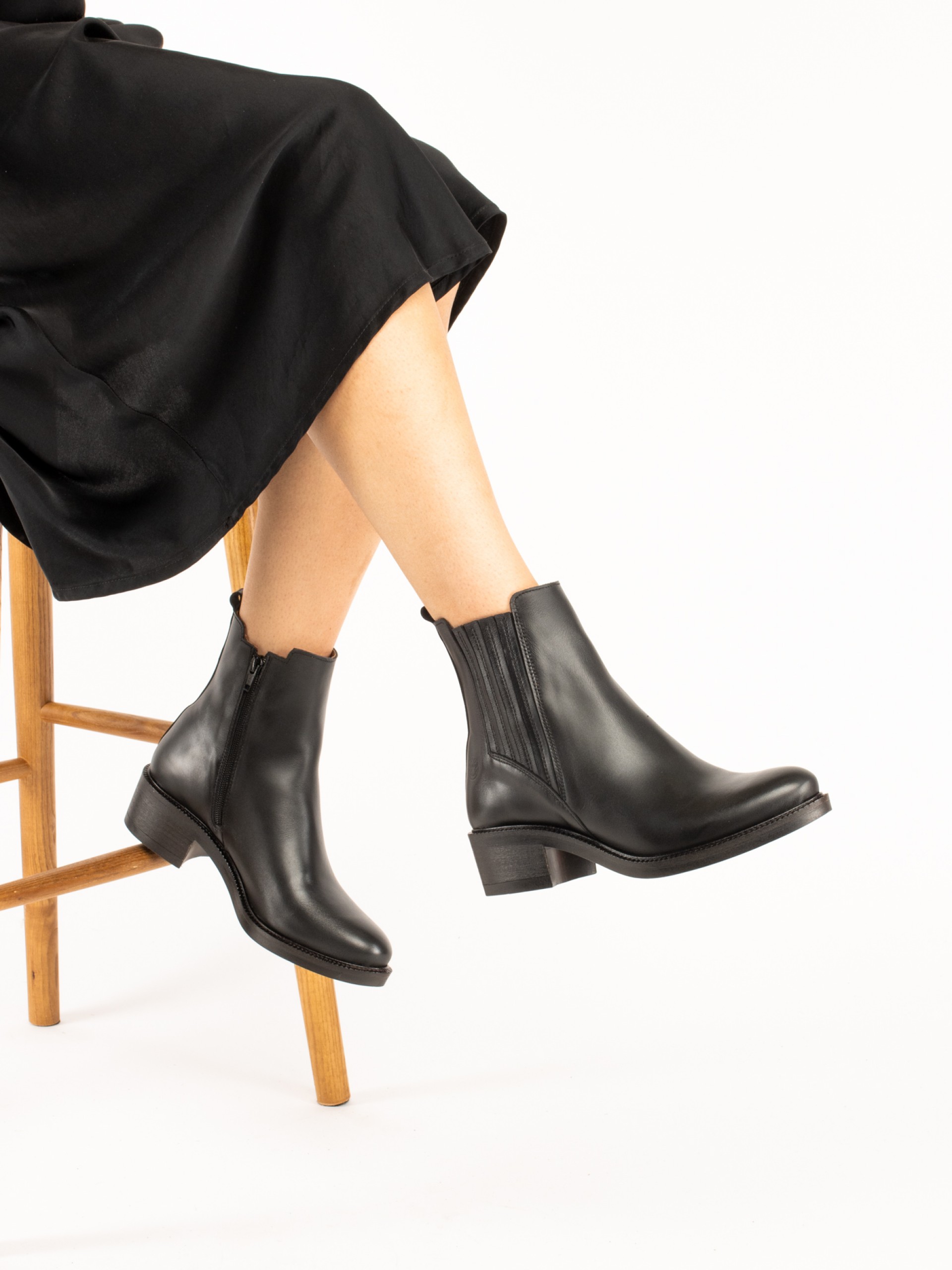 Leather ankle boot with elastic inserts