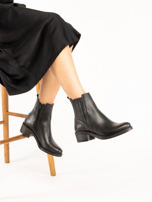 Leather ankle boot with elastic inserts Leather ankle boot with elastic inserts