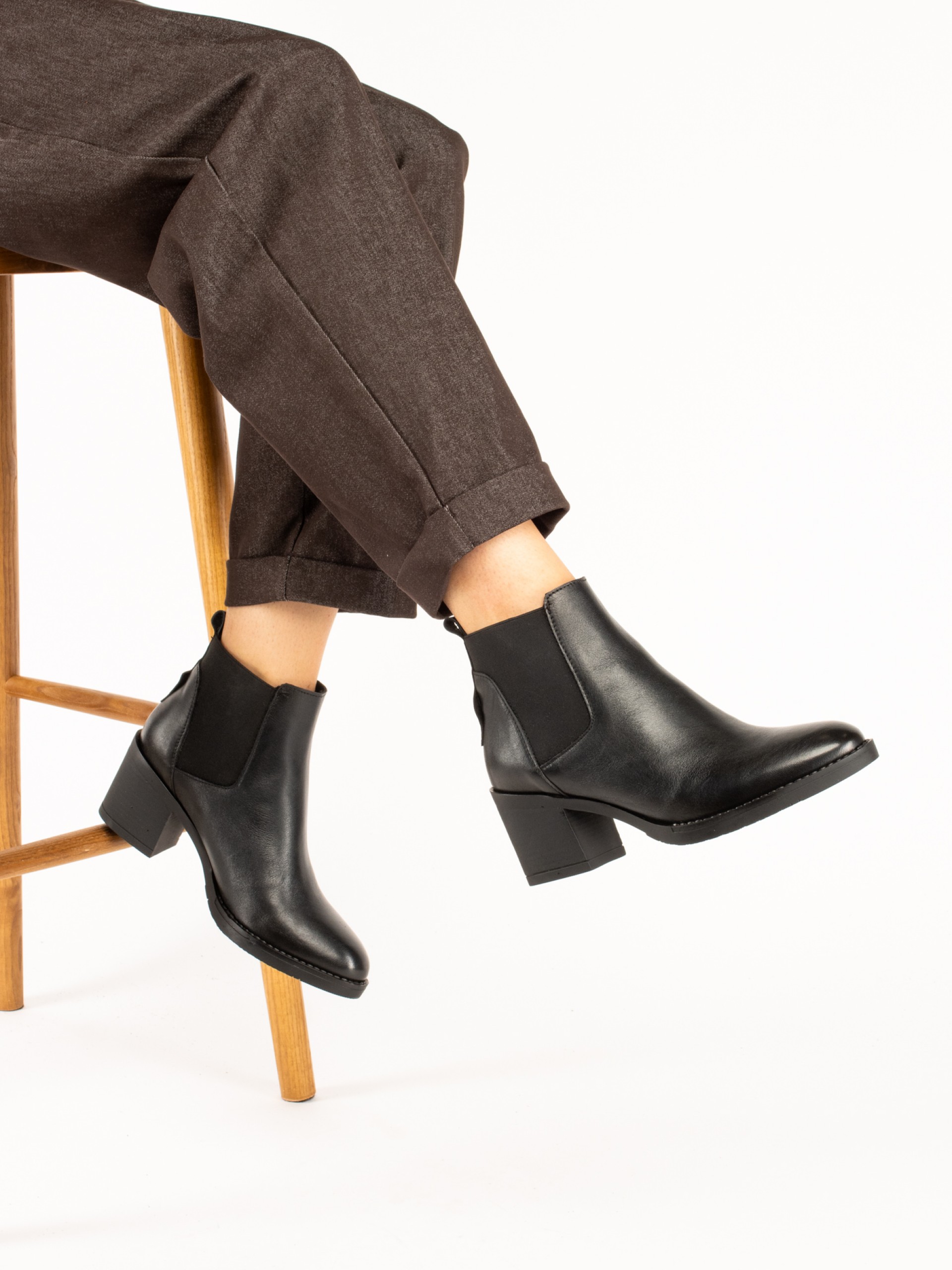 Leather ankle boot with elastic.