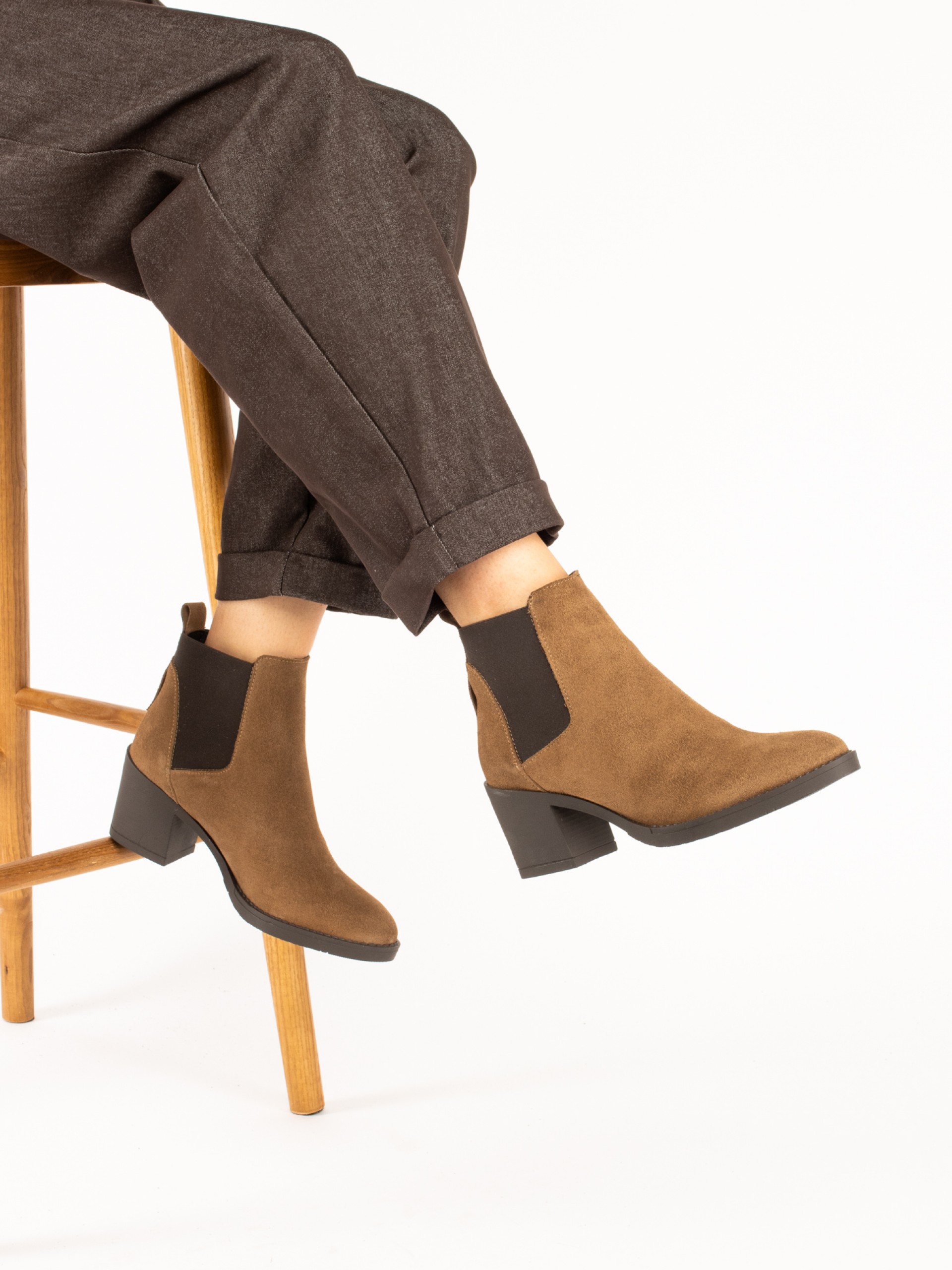 Suede ankle boot with elastic