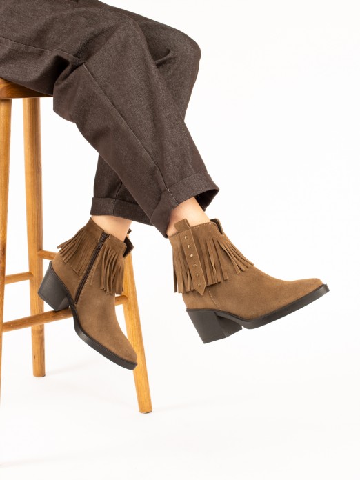 Suede ankle boot with fringe.