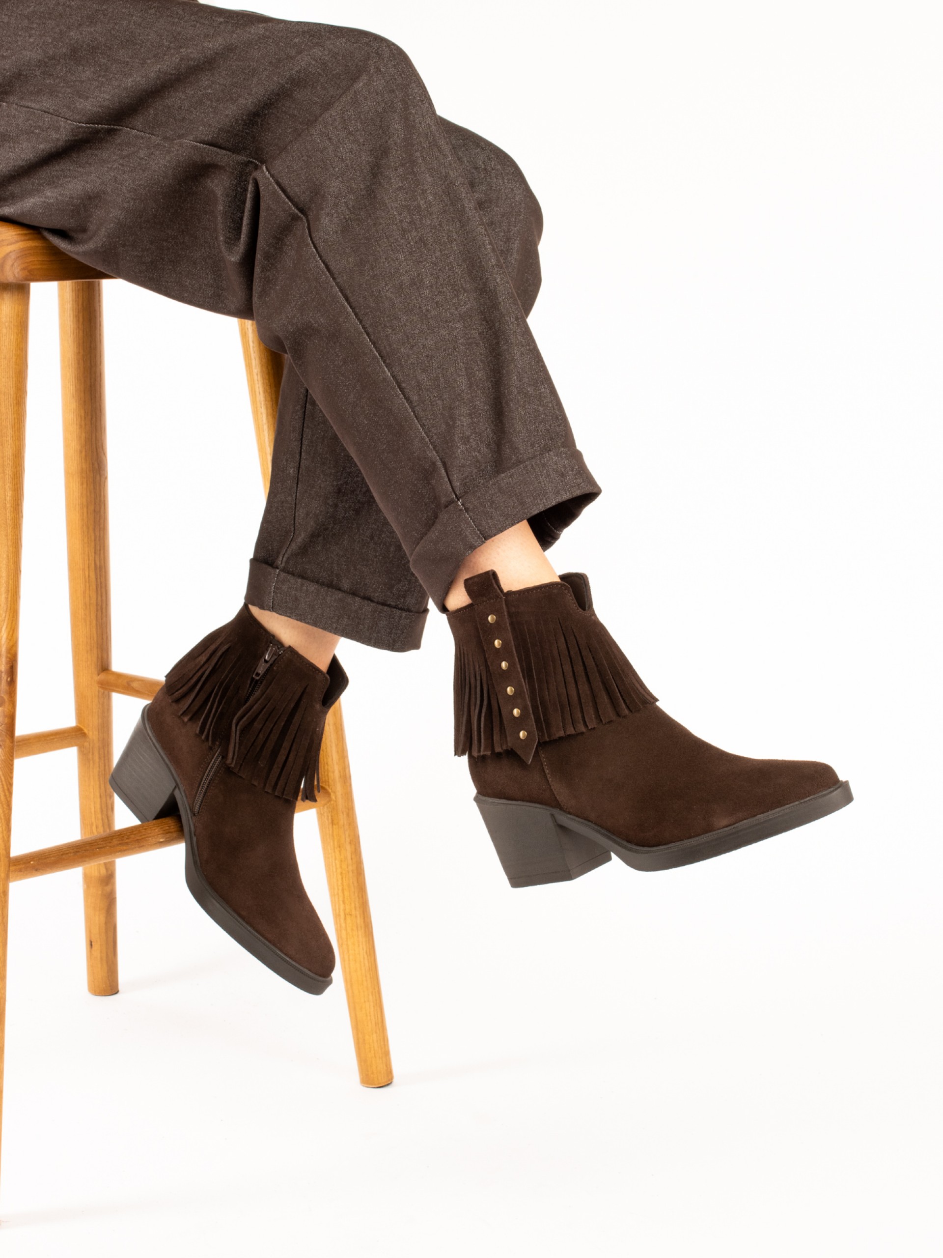 Suede ankle boot with fringe.