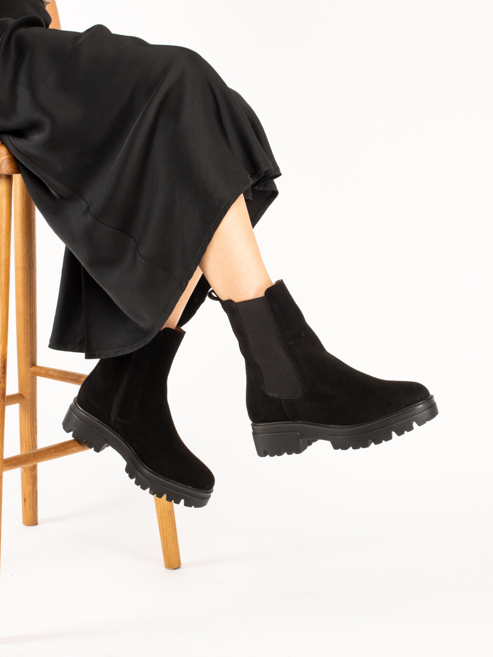 Suede boot with elastic
