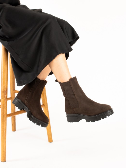 Suede boot with elastic