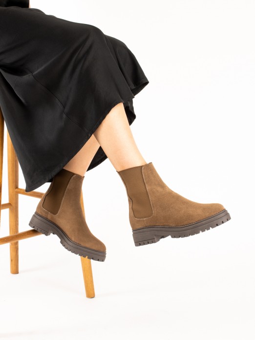 Suede ankle boot with elastic. Suede ankle boot with elastic.