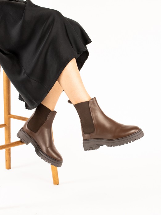Leather ankle boot with elastic straps. Leather ankle boot with elastic straps.