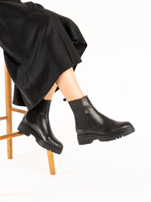Leather ankle boot with elastic straps. Leather ankle boot with elastic straps.