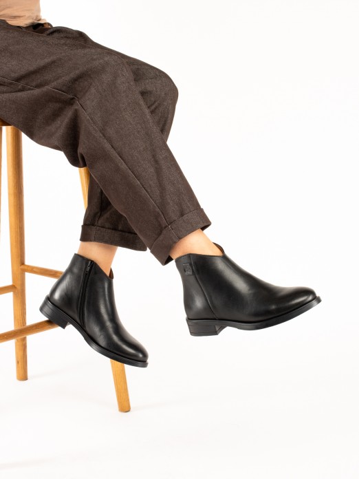 Flat leather ankle boot