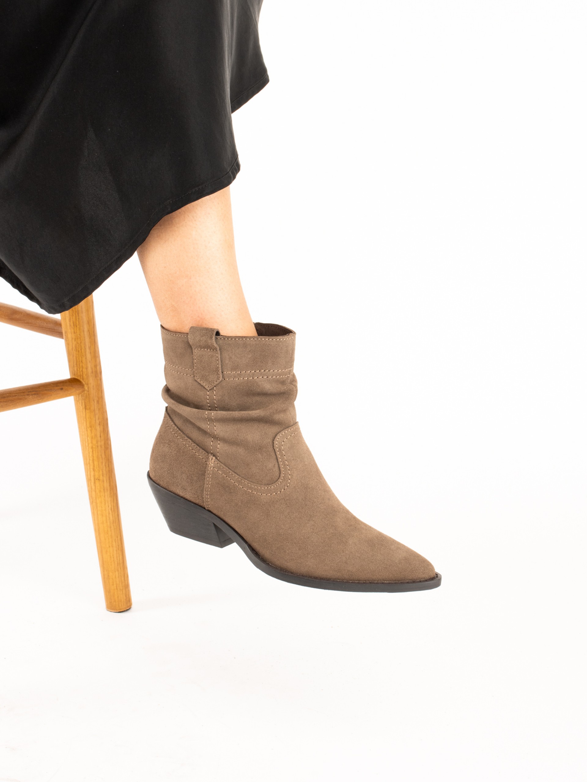 Western-style suede boots