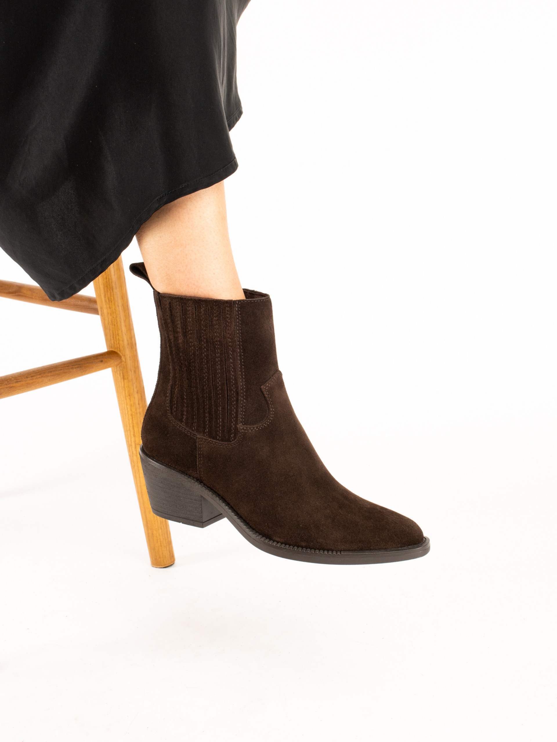 Western-style ankle boot with elastic waistband an