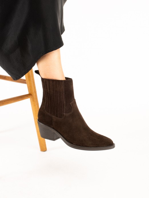 Western-style ankle boot with elastic waistband an Western-style ankle boot with elastic waistband an