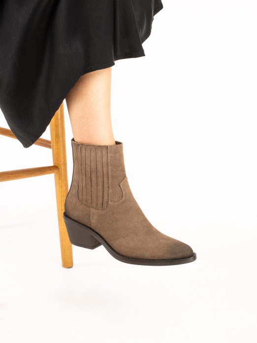 Western-style ankle boot with elastic waistband an Western-style ankle boot with elastic waistband an