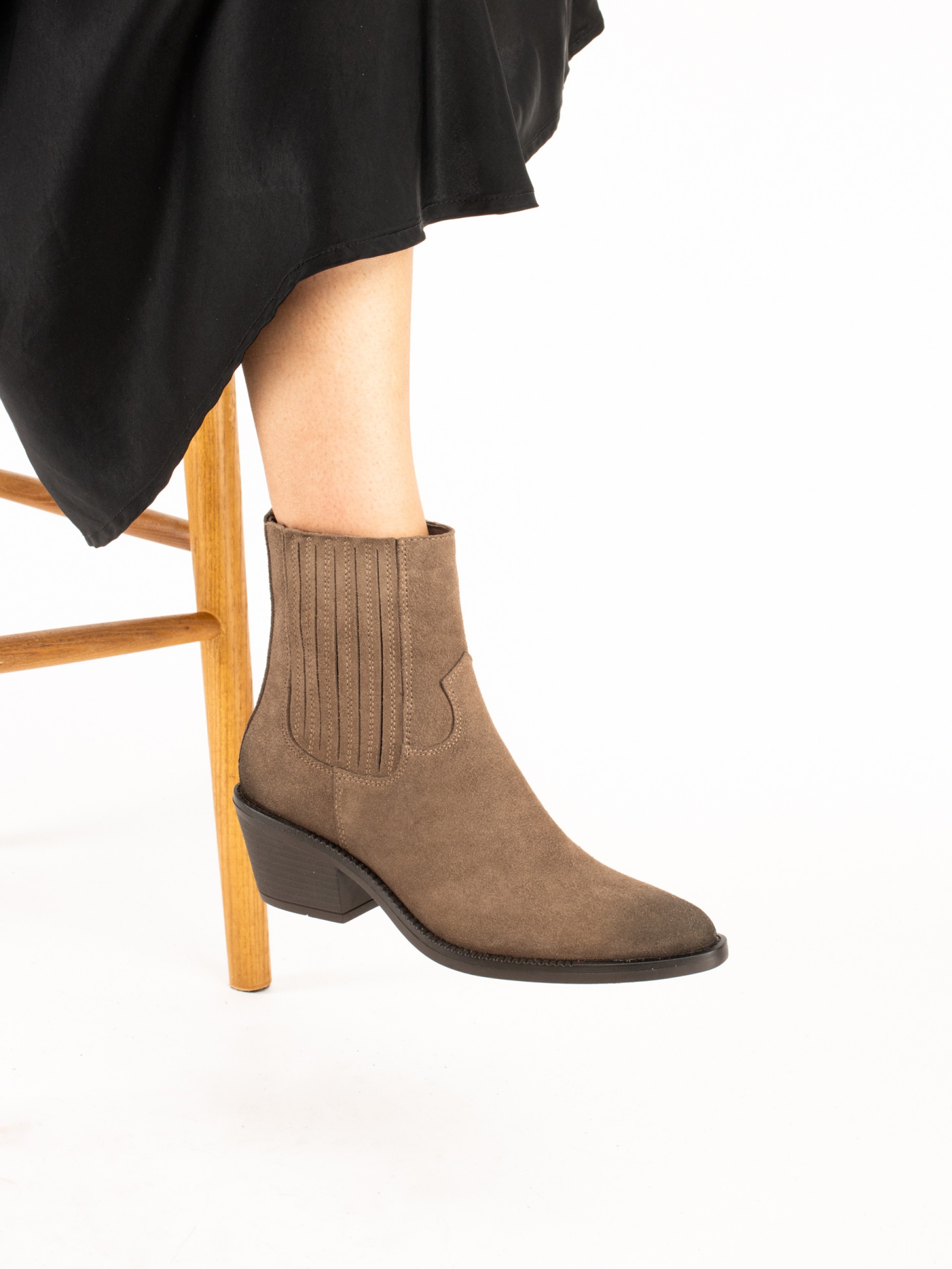Western-style ankle boot with elastic waistband an
