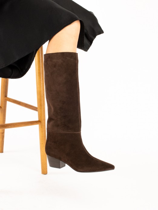 High-top cowboy boots in suede. High-top cowboy boots in suede.