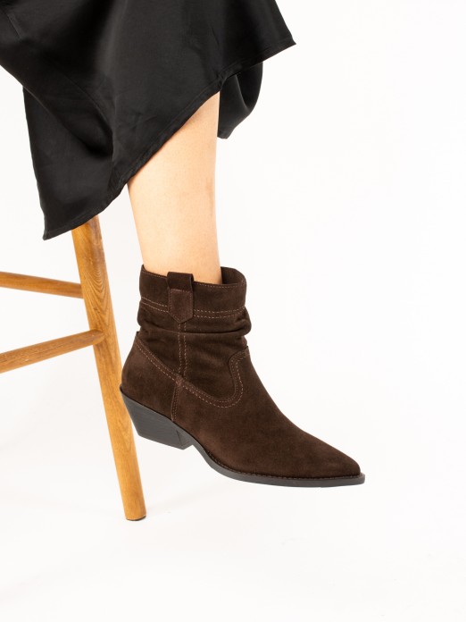 Western-style suede boots Western-style suede boots