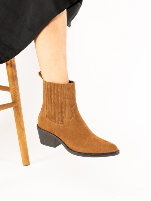Western-style ankle boot with elastic waistband an Western-style ankle boot with elastic waistband an