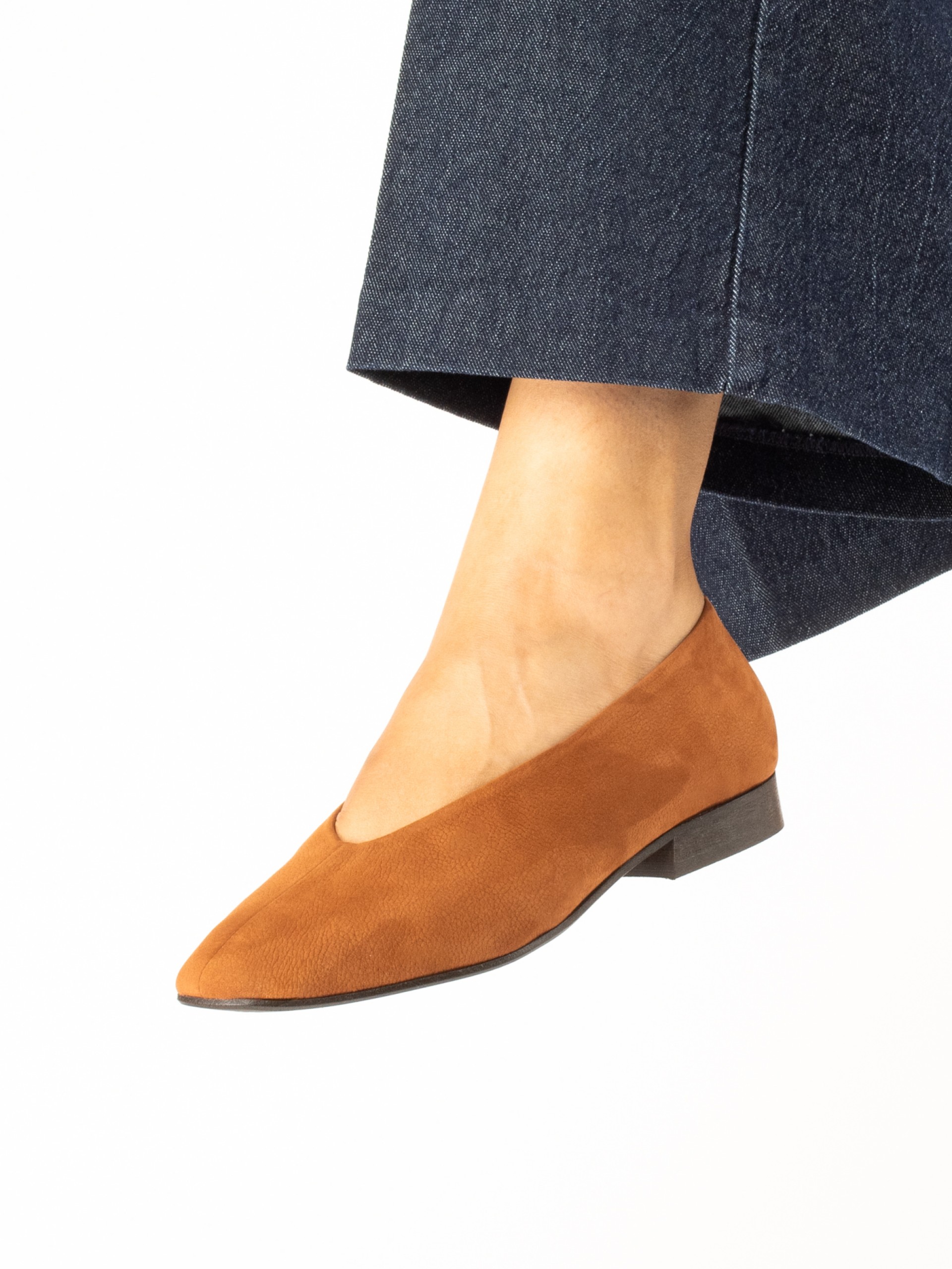 Flat shoe in nubuck leather